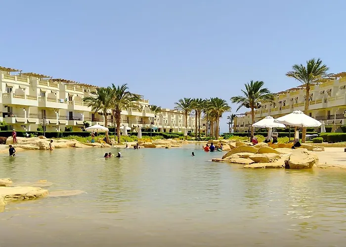 Family In Bellagio Sokhna Ajn-Szuhna