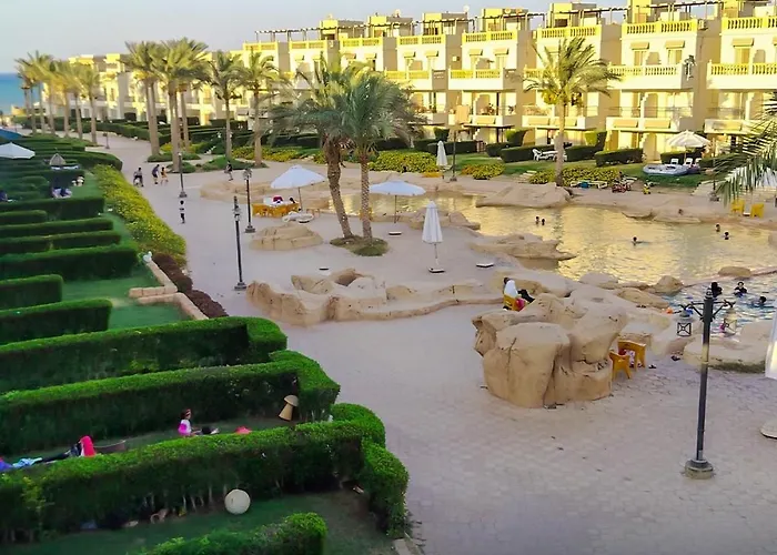 Family In Bellagio Sokhna Ajn-Szuhna
